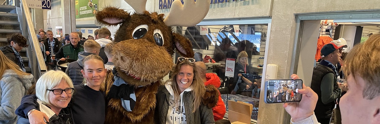 Sparekassen Kronjyllands maskot, Kronse, spreder smil og glæde hos både børn og voksne, når han deler high fives og krammere ud på sin vej. 