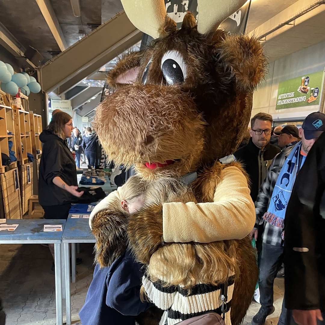 Sparekassen Kronjyllands maskot, Kronse, spreder smil og glæde hos både børn og voksne, når han deler high fives og krammere ud på sin vej. 